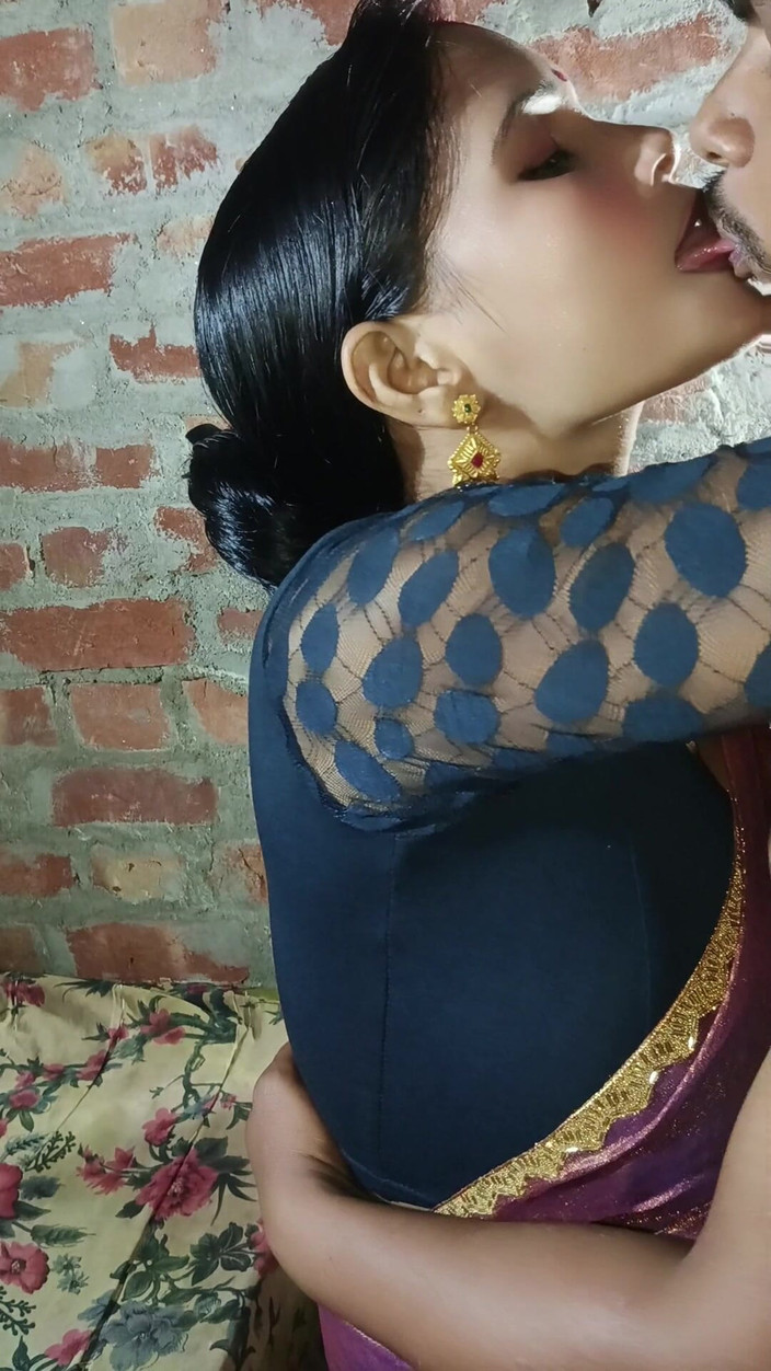 Renudbf: 友人の魅力的な妻にキスをしすぎて、彼女の膣が濡れてしまい、彼女はセックスにOKしました。