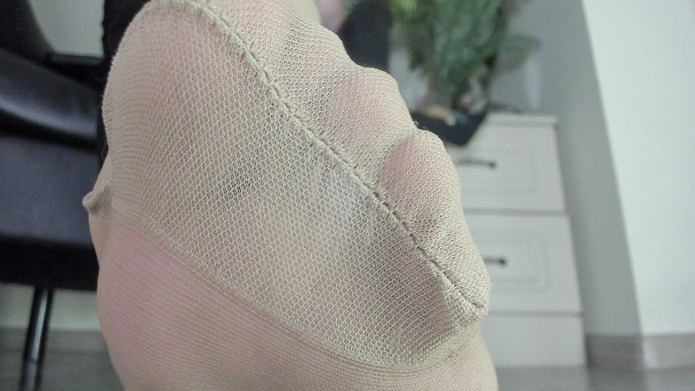 Feet lady: Yum Nude Nylon