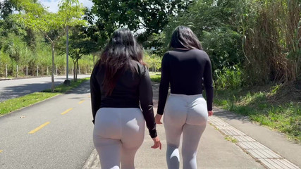 Jenifer Play: 내 엉덩이에 자지를 집어넣지 마세요... 두 소녀와 섹스