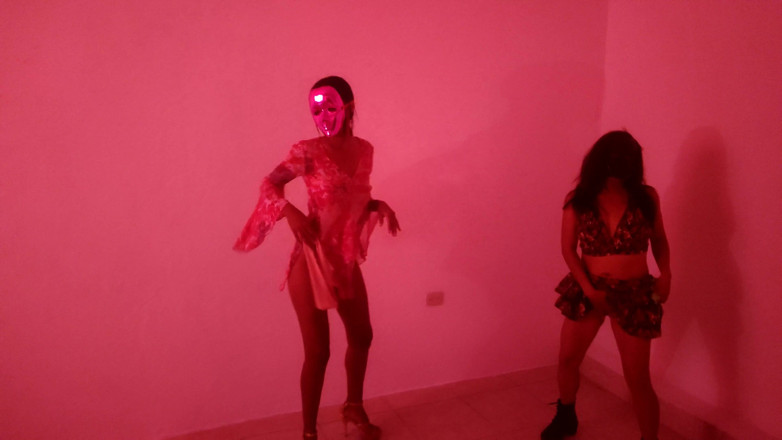 Martin13: Des voisins se rassemblent dans la salle rouge pour danser...