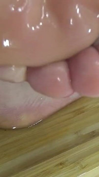 足におしっこをしたり、足でおしっこを弄ったりします