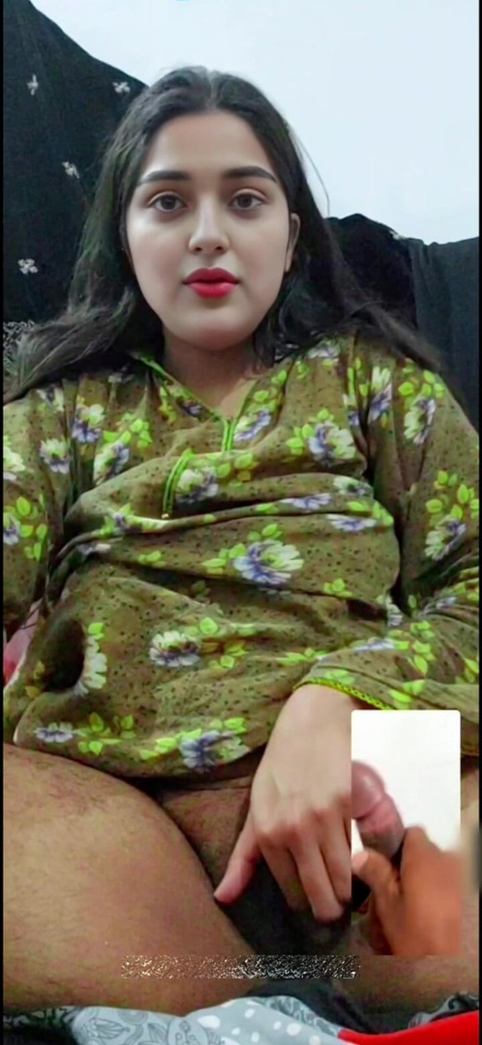 Your_aisha: Insta queen zeigt ihre möpse beim videoanruf, wichs für freund