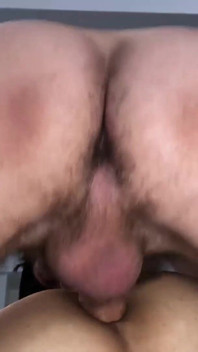 De enorme pik van mijn grote broer melken met mijn kont