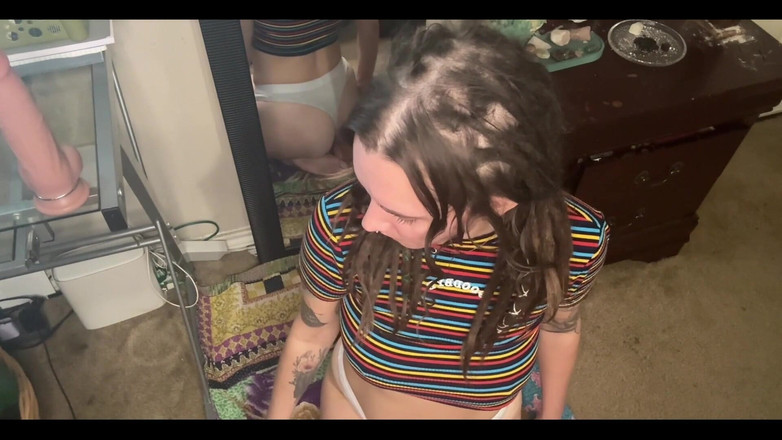 Chery Trees: Cachonda morena fumando y montando consolador