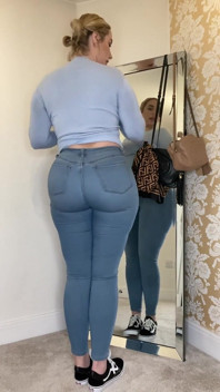 Guardami stuzzicarti con il mio culo grosso in questi jeans attillati