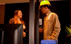 ThiagoLopez: Pracownik serwisu internetowego Thiago Lopez podłącza Się Wi-Fi do cycatej...