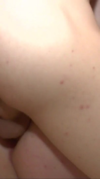 Kočička s velkým zadkem se zavázanýma očima miluje šukání