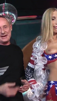 Ottimo sesso di gruppo con Cassie Young e Abbey Brooks le fighe liscie si divertono a urlare di piacere mentre scopano più cazzi