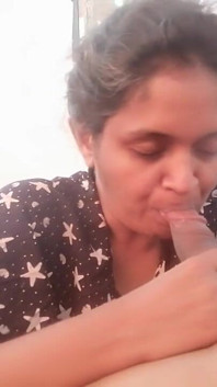 Tante pamer memek sambil nonton TV