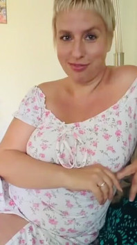 Instrukcja masturbacji na kanapie: Niemiecka MILF przejmuje kontrolę nad twoim kutasem