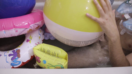 Inflatable Lovers: インフレータブル付きバスルーム