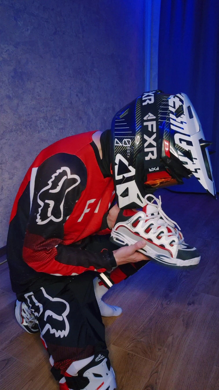 Sneakersmax98: Alleen je mond neemt de druk af van een geile...