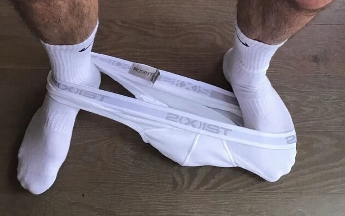 Dikni uning eshagiga surdi