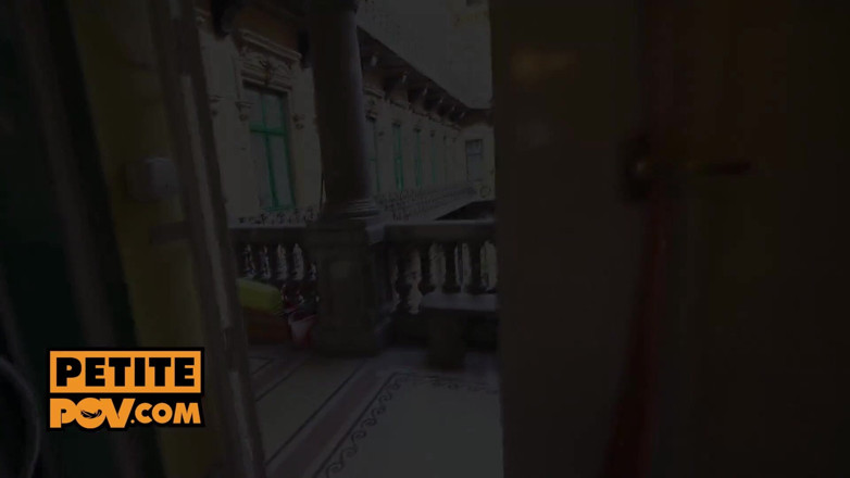 Petite POV: VEDERE LA PERSOANA 1 - miniona Elle Rose vrea să-l fută pe...