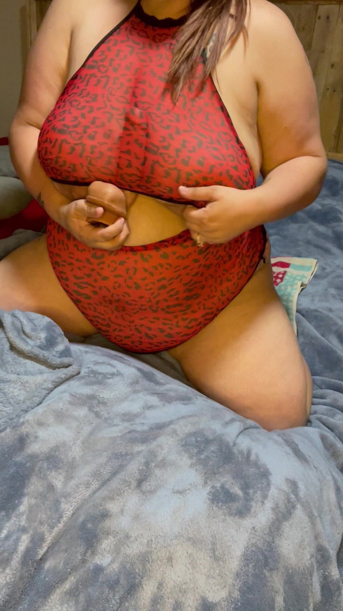 Raven Belle: İri güzel kadın amcık oynuyor