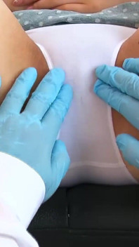 Journal d’un docteur qui palpère sa chatte à travers une culotte ultra-mince
