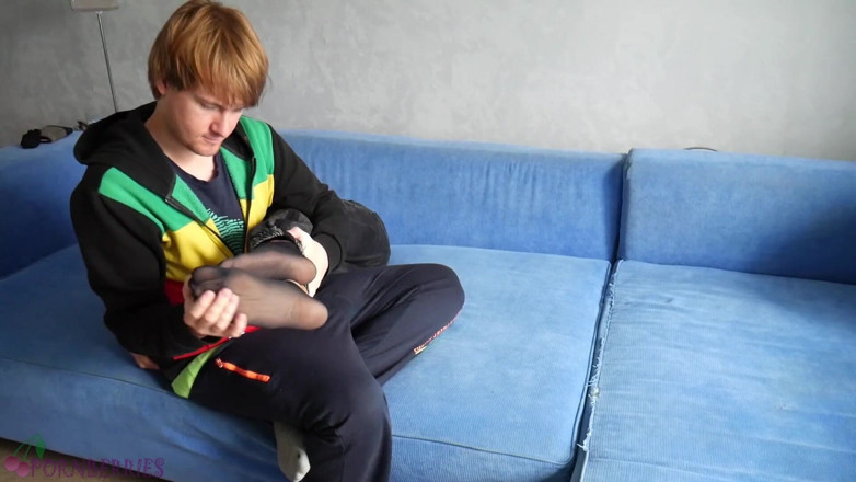 Ethan Alex: Zlobivá twink v tenkých, černých ponožkách mi dluží footjob!