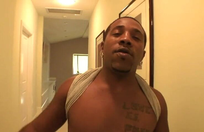 VOP Interracial: La pornostar nera shorty Mac la scopa duro