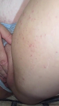 Bomba w kolorze niebieskim: seksowne milf paski, masturbuje się i pieprzy w tym seksownym wideo!