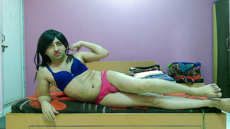 Cute & Nude Crossdresser: प्यारी बहिन क्रॉसड्रेसर फेमबॉय स्वीट लॉलीपॉप वेबकैम के सामने वीर्य निकालना।