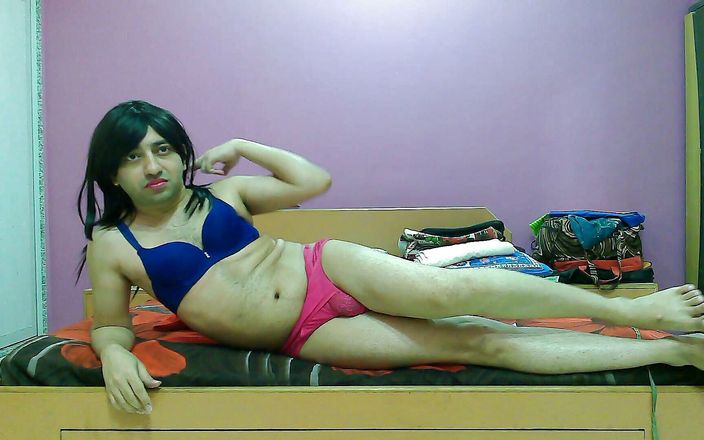 Cute &amp; Nude Crossdresser: Douce tapette travestie femboy douce sucette éjaculation devant la webcam.