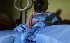 Navi Guy masturbando e gozada.