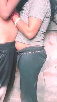 Menina indiana do interior Sonali fez sexo com seu meio-irmão secretamente.