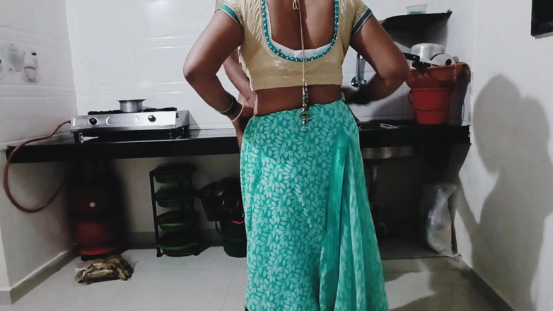 Riyagueen: Desi quente sexy meia-irmã-de-lei fodida por Dewar na cozinha