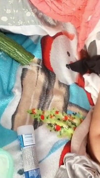 Amatérská manželka masturbuje s prsty v kundičce