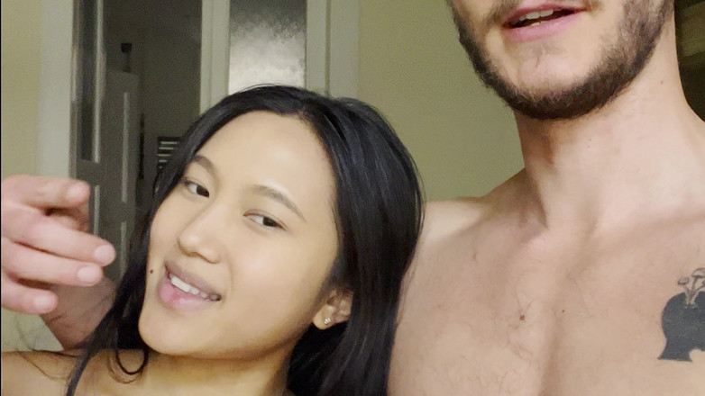 Alex Goes: 巨乳のアジア人少女が禿げたドイツ人観光客に潮吹き