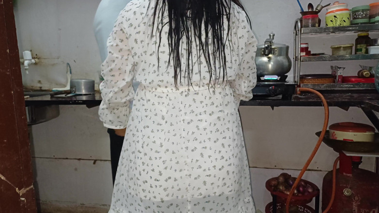 bibiji15: Šukám svou bhabhi v kuchyni, když vaří