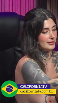 Nejžhavější podcast vůbec: brunetka a blondýnka si svlékají hostovo spodní prádlo a začíná divoká orgie