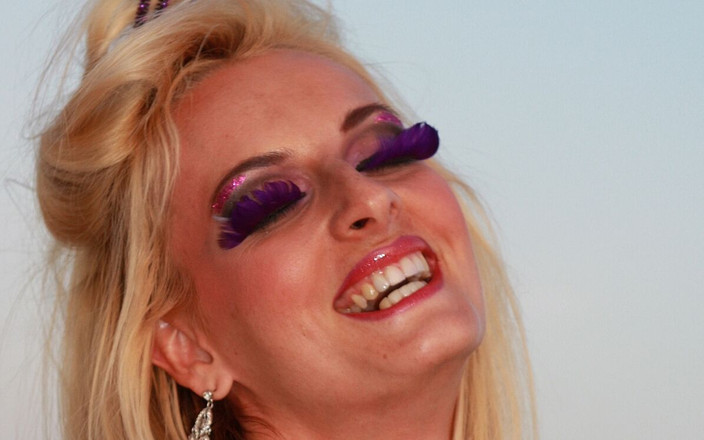 Bravo Models Media: 544 екстравагантний макіяж з блондинкою