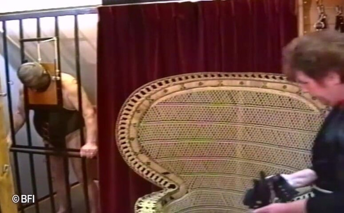 House of lords and mistresses in the spanking zone: Sahibe edepsiz kölesinin üstüne işiyor ve yarağına işkence ediyor