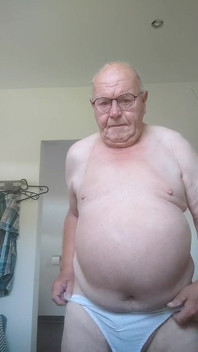 Nahý v koupelně
