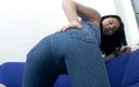 Porno kino: Gata de cabelos escuros da Alemanha agradando sua vulva raspada...