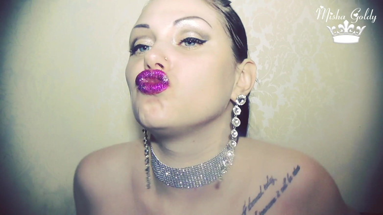 Goddess Misha Goldy: Fioletowa dzika warga pachnąca i grymasy