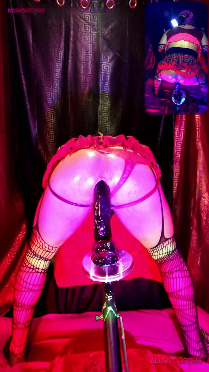 Maskedboy616: Twerkování v minisukni na mém dildu 2