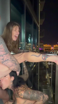 Tres bellezas trans son perforadas en un balocny de Vegas