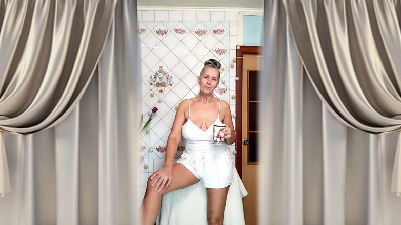 Lukerya: Gorąca Dojrzała gospodyni domowa Lukerya w białym tank top i...