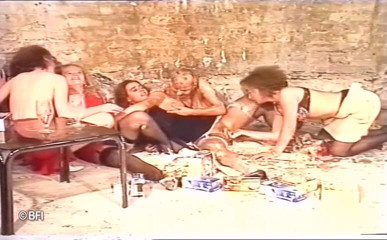 Food flogging: do larkon aur kaamuk larkiyon ke jhund ke saath klasik...