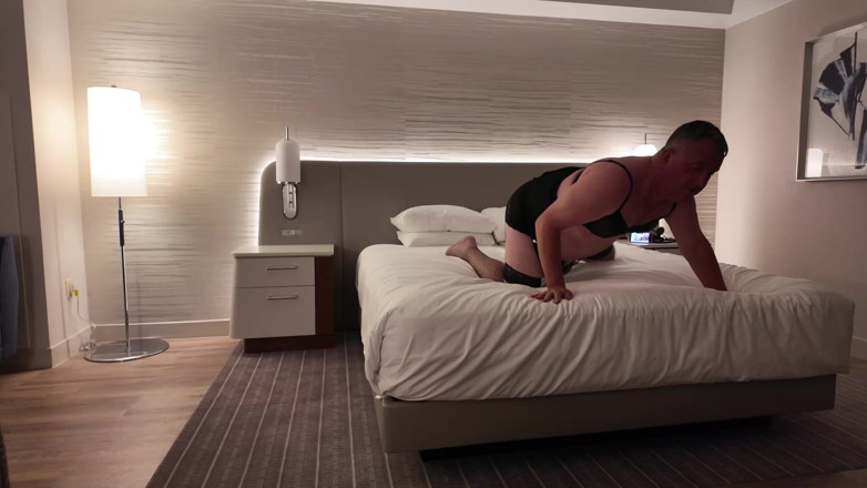 GottaLuvBB: ¿alguien Quiere Correrse, Únete a Mí En La Cama?