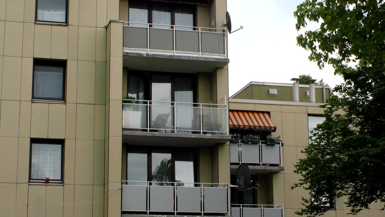 German Porn: 壊れたアパートの建物 - どのフラットでも激しく犯される生の尻軽女たち