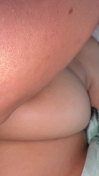 Přicházím s tvrdým penisem ke své nevlastní sestře