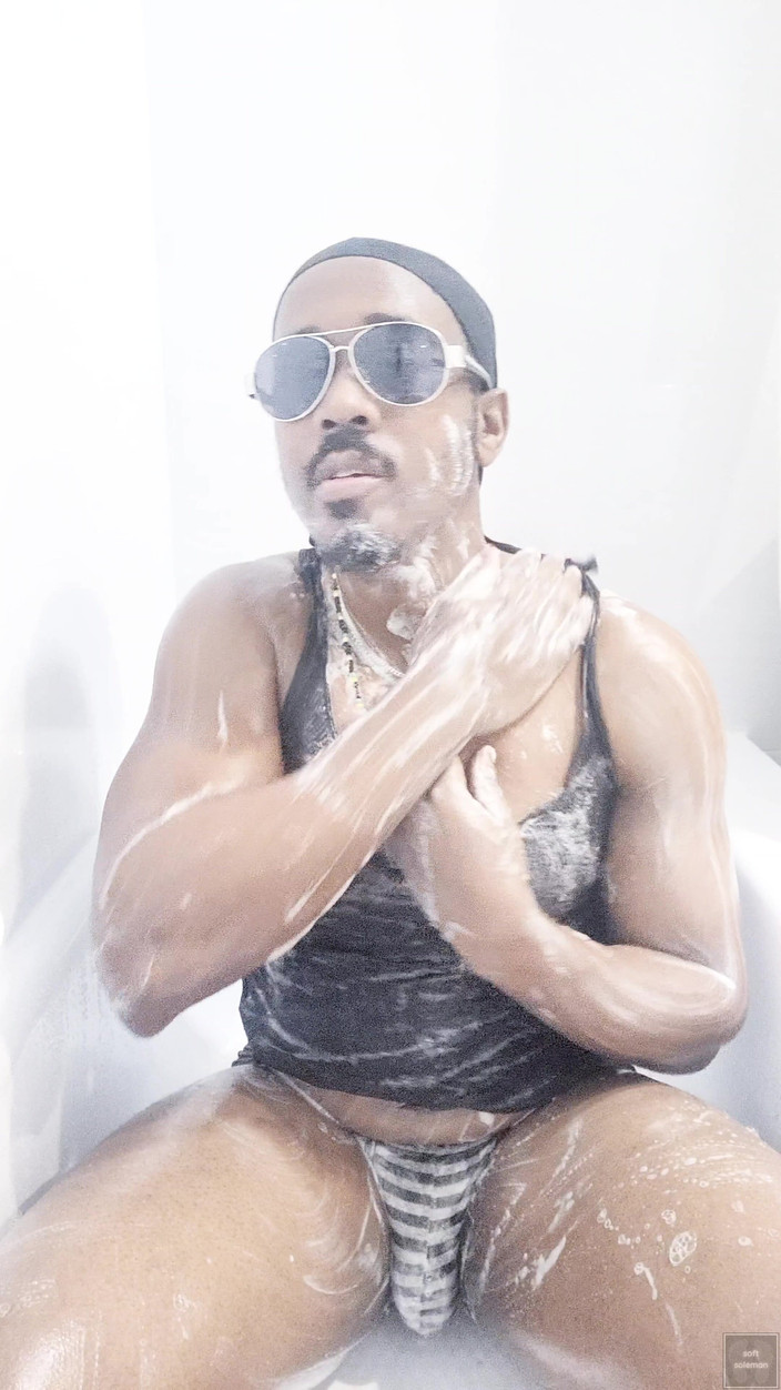Soft Soleman: Je me lave le corps dans le bain 5