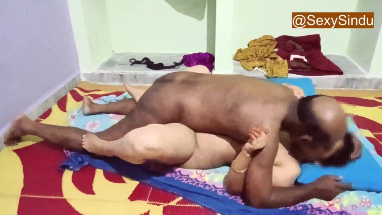 Sexy sindu: Suami desi nakal mengongkek bhabhi panas di hadapan kamera