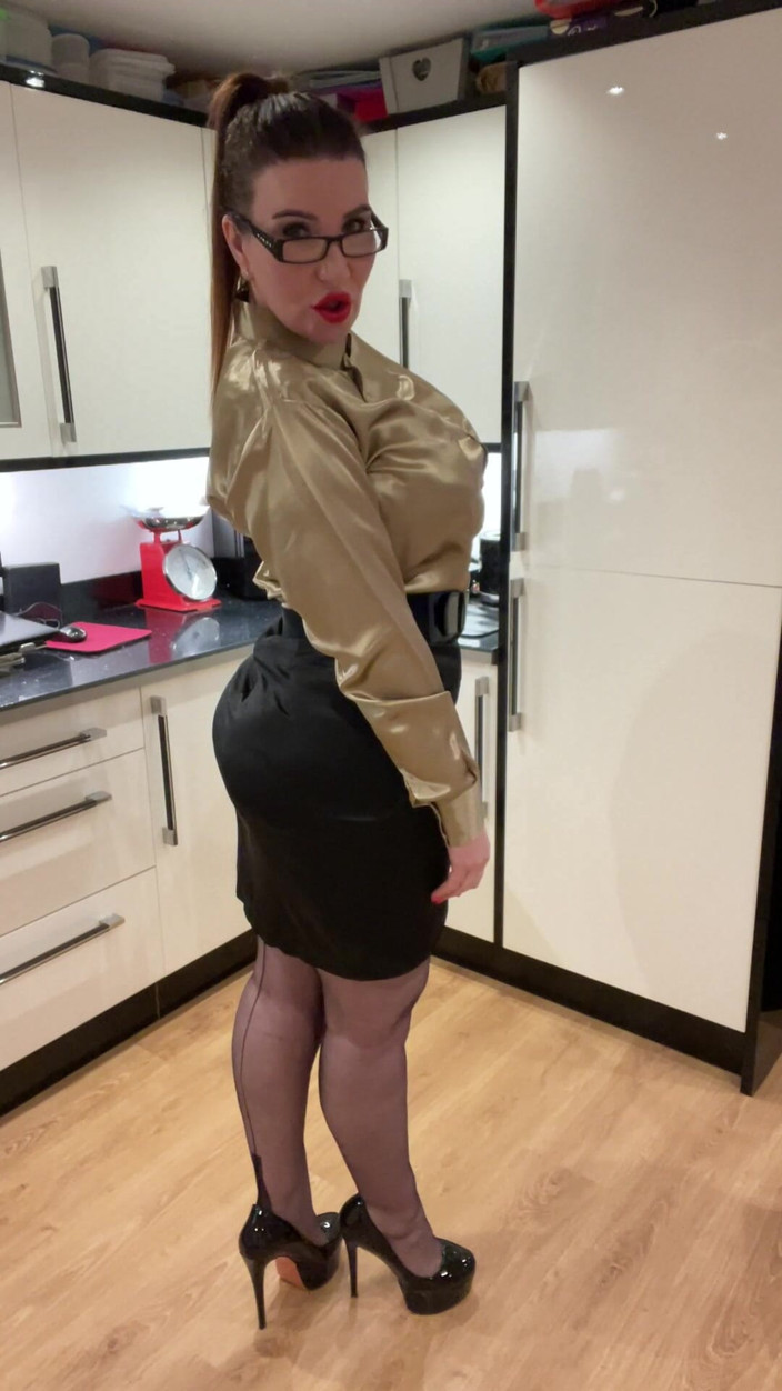 Sophie James: Secretara cu satin Sophie îți scurge tachinând ciorapii