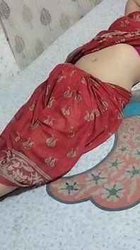Bhabhi è stata scopata bene mentre è appesa al letto