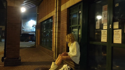 The Midnight Minx: Esibizione alla stazione degli autobus