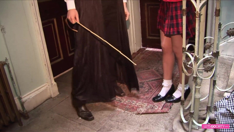 Mydirtyxxx: 放荡的黑发女大学生的肛交奶油派